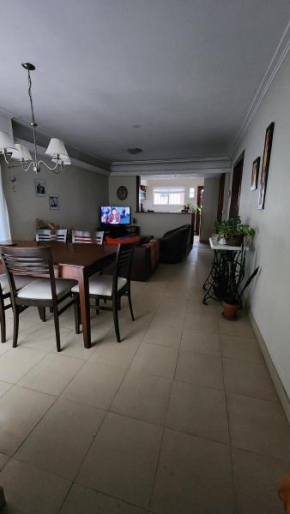 Casa familiar luminosa con cochera y parilla
